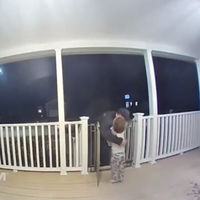 El tierno abrazo de un pequeño de dos años a un repartidor de pizza, cuya hija recientemente falleció