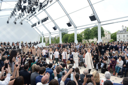 Burberry Prorsum cuando desfila en casa lo da todo y hasta marca nuevos hitos