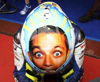Valentino es un cachondo, menudo casco ha sacado en Mugello