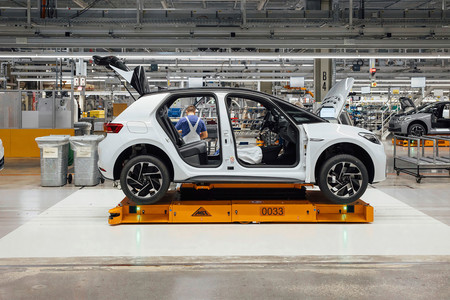 El Volkswagen ID.4 ya está en camino: el SUV eléctrico alemán ha empezado a fabricarse en Zwickau