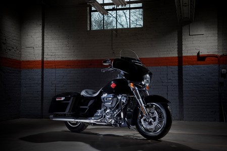 Harley-Davidson Electra Glide Standard: un 'sofá' de 372 kg y 26.950 euros para devorar la carretera
