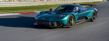 Probamos el Aston Martin Valhalla: el mejor coche que han fabricado nunca es un híbrido con 1.079 CV y dos caras
