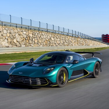 Probamos el Aston Martin Valhalla: el mejor coche que han fabricado nunca es un híbrido con 1.079 CV y dos caras