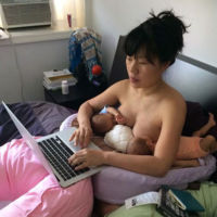 La inspiradora foto de una artista que muestra que la maternidad no tiene por qué estar reñida con alcanzar tus sueños