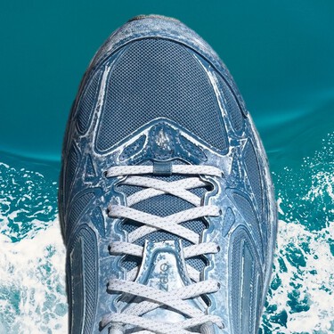Estas zapatillas de Adidas hechas para correr parecen salidas de la espuma del mar y vas a querer llevarlas más allá del verano