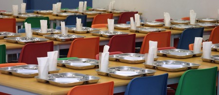La Comunidad Valenciana actualiza los menús escolares: verdura variada, fruta fresca mejor que zumos y fuera las carnes procesadas