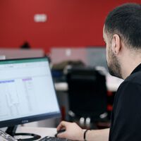 Creíamos que la IA iba a jubilar anticipadamente a toda una generación de trabajadores. Está pasando lo contrario