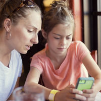 El 45 por ciento de los padres revisa el móvil de sus hijos: ¿es esta la mejor forma de controlar el uso que hacen de Internet?