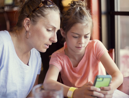El 45 por ciento de los padres revisa el móvil de sus hijos: ¿es esta la mejor forma de controlar el uso que hacen de Internet?