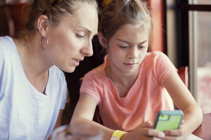 El 45 por ciento de los padres revisa el móvil de sus hijos: ¿es esta la  mejor forma de controlar el uso que hacen de Internet?