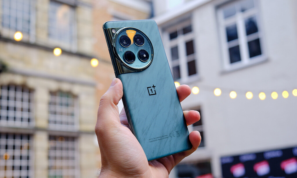 OnePlus 12, primeras impresiones: la intención de resucitar el término 'flagship killer'... adaptado a la inflación