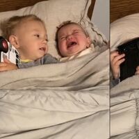 Las tiernas imágenes de un niño de dos años calmando a su hermana pequeña, de solo seis meses