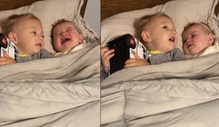Las tiernas imágenes de un niño de dos años calmando a su hermana pequeña, de solo seis meses