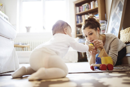 Mama Jugando Con Bebe