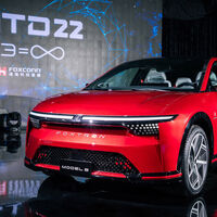 Nissan está al borde del abismo. Para salvarse va a empezar a fabricar los coches eléctricos del que hace los iPhone y la PlayStation 