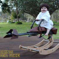 Un padre construye una increíble "Speeder Bike" de Star Wars para el primer cumpleaños de su hija