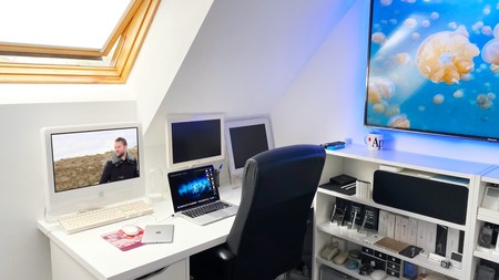 Casi todos los iPod de la historia, el Mac G4 Cube y merchandising histórico: la increíble colección de Apple en un hogar coruñés
