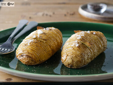 Cómo hacer patatas hasselback, la guarnición más fácil y resultona (con vídeo incluido)