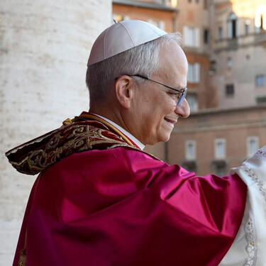 Ni es un Rolex ni un Audemars Piguet: este es el reloj de lujo asequible que lleva el Papa León XIV