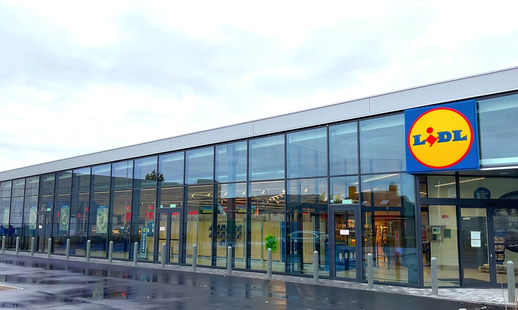 Lidl tiene el toldo barato y que se instala fácil en la terraza, sin hacer agujeros ni obras