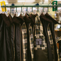 Barbour se suma a la tendencia del animal print y versiona su chaqueta más vendida: ahora está rebajada para Navidad 