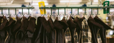 Barbour se suma a la tendencia del animal print y versiona su chaqueta más vendida: ahora está rebajada para Navidad 