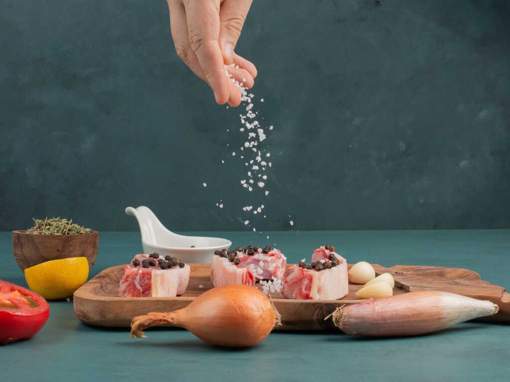 Qué demonios significa “salar generosamente”: así es como sazona la carne o el pescado un chef profesional 