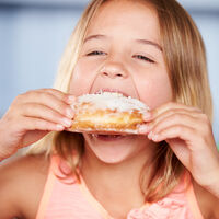 Consumo prohibirá la publicidad dirigida a menores de alimentos no saludables como chocolates, pasteles, zumos y helados 