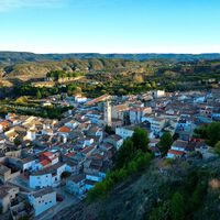 Uma cidade na Espanha está oferecendo moradia por €300 por mês, piscina no meio da floresta e academia para atrair moradores 