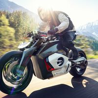 BMW ya tiene en el horno su primera gran moto eléctrica, y es una peculiar combinación de muchas motos en una