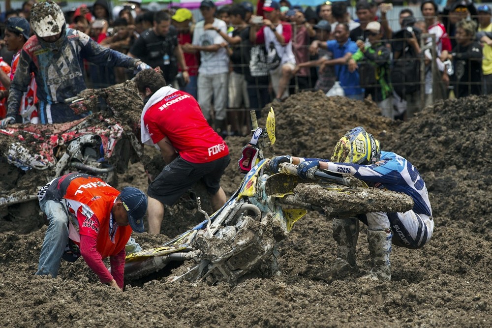 Caos en Indonesia: Shaun Simpson y Jeremy Seewer cosechan las victorias en un patatal