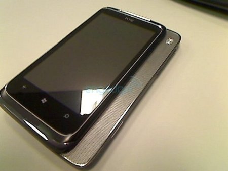 El otro de los Windows Phone 7 de HTC, con altavoz deslizante
