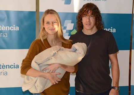 Carles Puyol y Vanesa Lorenzo presentan muy orgullosos a su hija