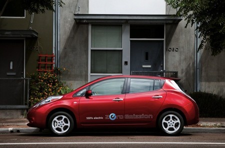 Nissan LEAF 2010 rojo 53