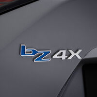 Toyota confiaba tanto en sus coches híbridos que su primer coche eléctrico está funcionando regular. Van a solucionarlo con una medida radical: cambiarlo de nombre