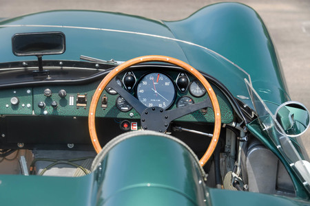 Este Aston Martin DBR1 que pilotó Stirling Moss puede rozar los 20 millones de dólares en subasta