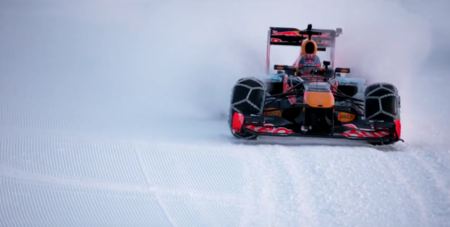 Max Verstappen esquiando al volante de un RedBull RB7