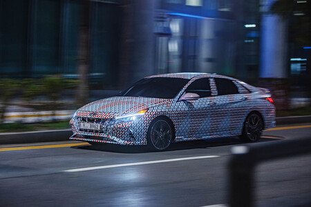 El Hyundai Elantra N de 280 CV nos pone los dientes largos con este aperitivo antes de su presentación