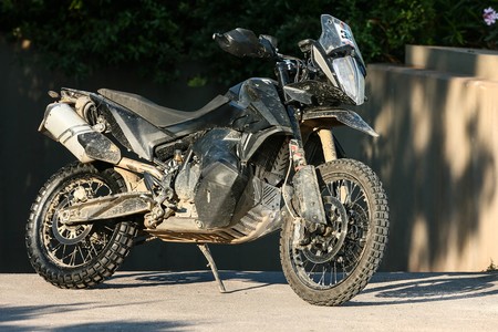 La KTM 790 Adventure R ya se ha dejado ver en forma de preserie, ¡y pinta brutal!
