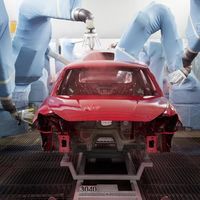 Así convierte SEAT su taller de pintura en un 'spa para coches': con sprays insonorizantes y lavados por inmersión