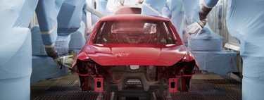 Así convierte SEAT su taller de pintura en un 'spa para coches': con sprays insonorizantes y lavados por inmersión