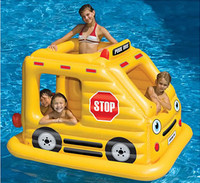 Colchoneta-piscina con forma de autobús