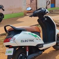 Cómo convertir un scooter de gasolina en una moto eléctrica: este indio lo ha hecho por solo 1.000 euros, y hay vídeo