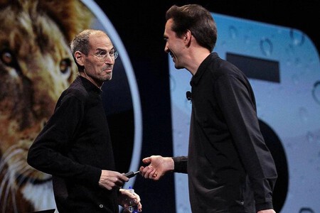 Steve Jobs e Scott Forstall durante um evento da Apple em 2011
