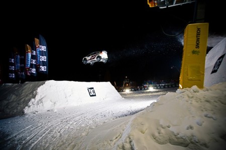 Mads Ostberg bate el record de salto más largo sobre la nieve con un coche de rally