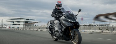 Probamos el nuevo Yamaha TMAX: estética arriesgada, más tecnología y comportamiento implacable para el rey de los scooter