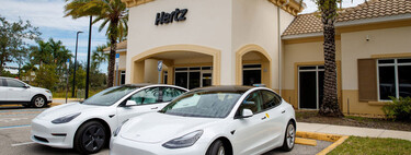Hertz quería obligarte a alquilar coches eléctricos, y se ha arrepentido: está casi regalando cientos de Tesla porque no son tan rentables