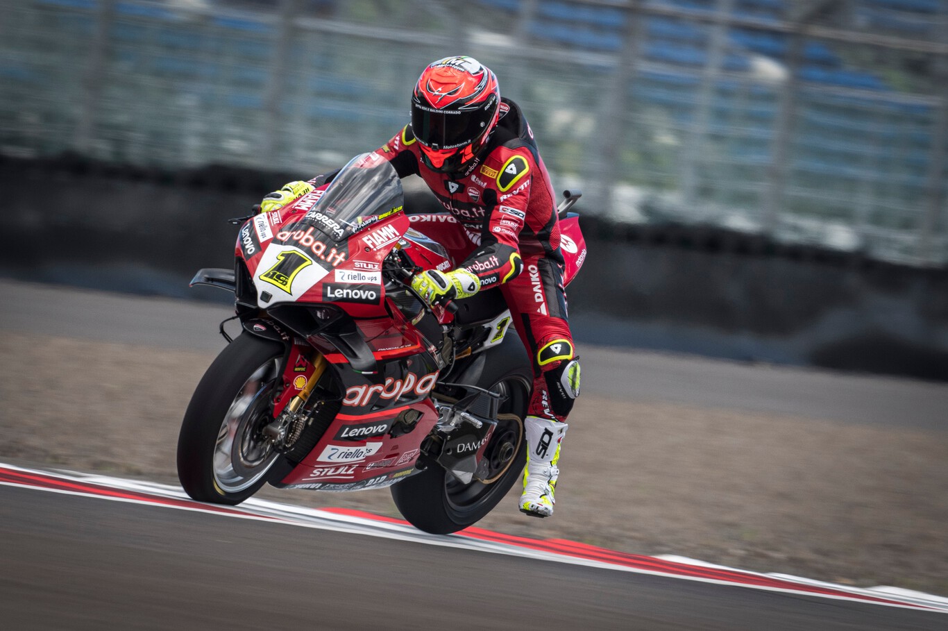 Álvaro Bautista arregla una caída con otra victoria y Xavi Vierge se estrena en el podio de Superbikes