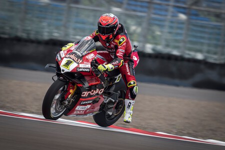 Álvaro Bautista arregla una caída con otra victoria y Xavi Vierge se estrena en el podio de Superbikes