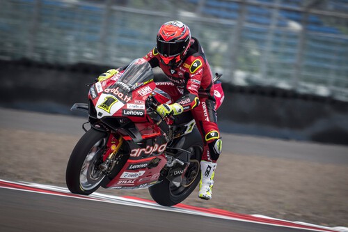 Álvaro Bautista arregla una caída con otra victoria y Xavi Vierge se estrena en el podio de Superbikes